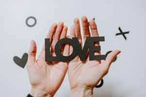 deux mains tendus avec le mot love