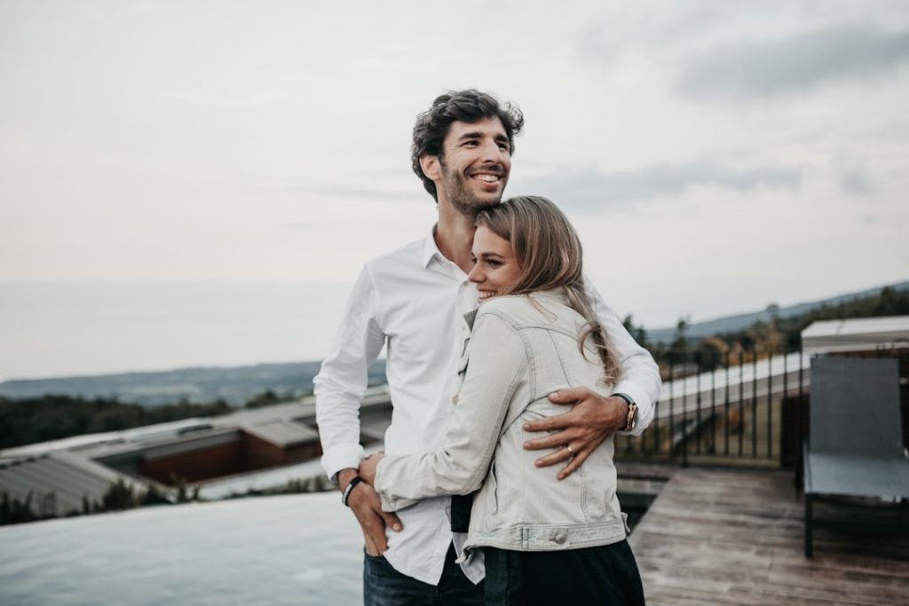 couple se tenant dans les bras