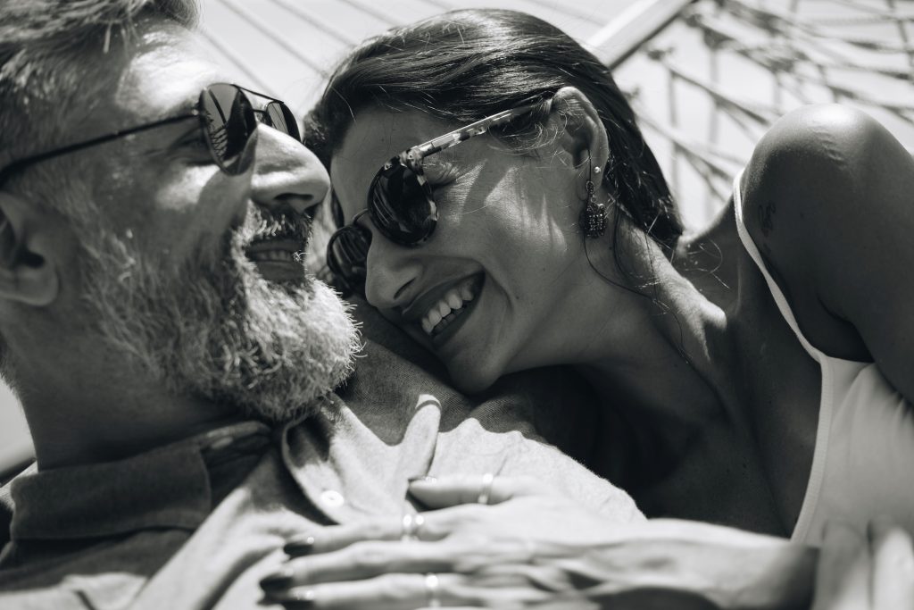Couple au soleil avec des lunettes de soleil - photo noir et blanc