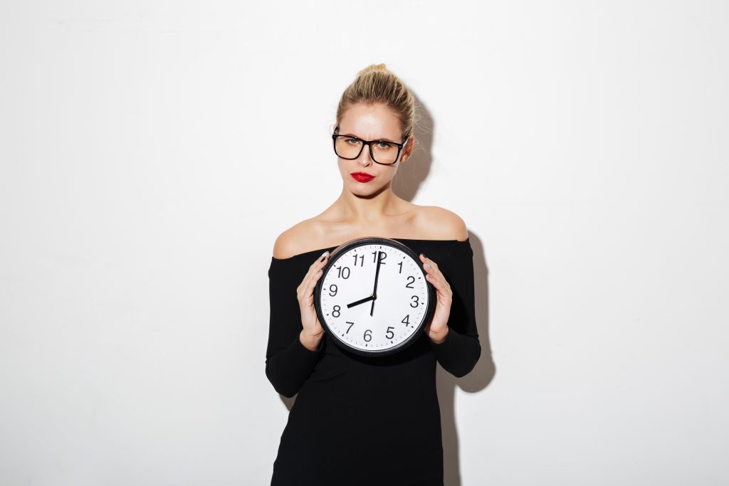 femme avec une pendule entre ses mains
