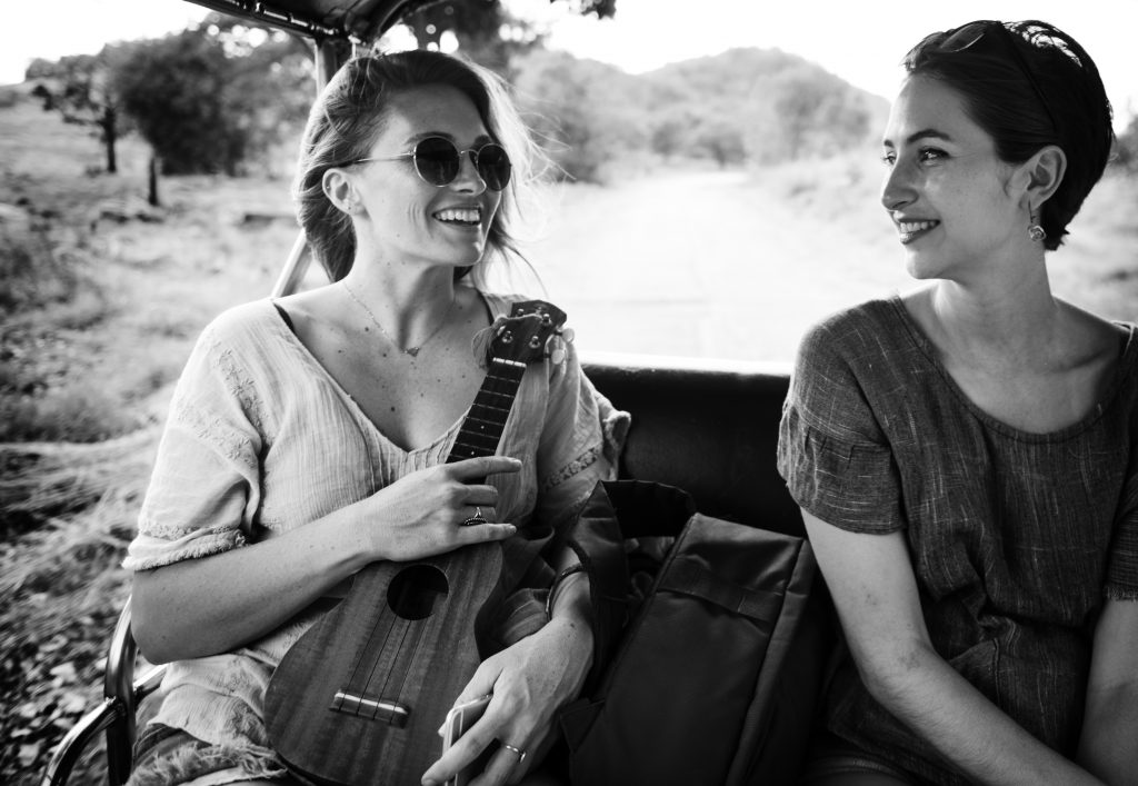 deux femmes avec une mandoline souriant