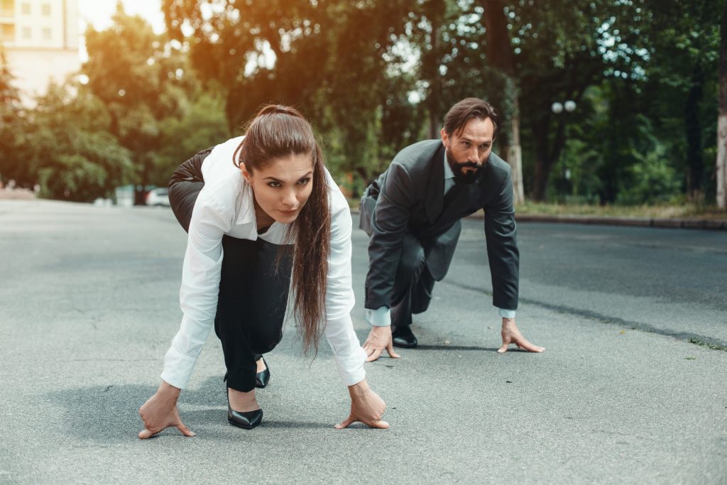 homme et femme sur les starting blocs - élégants