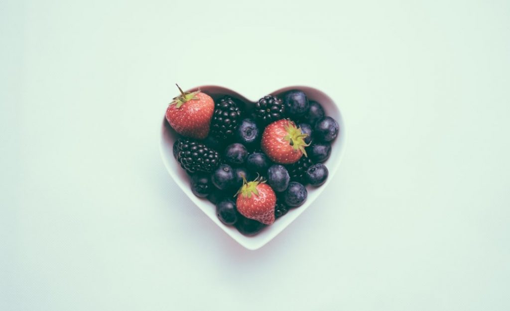 fruits des bois dans une coupelle en forme de coeur