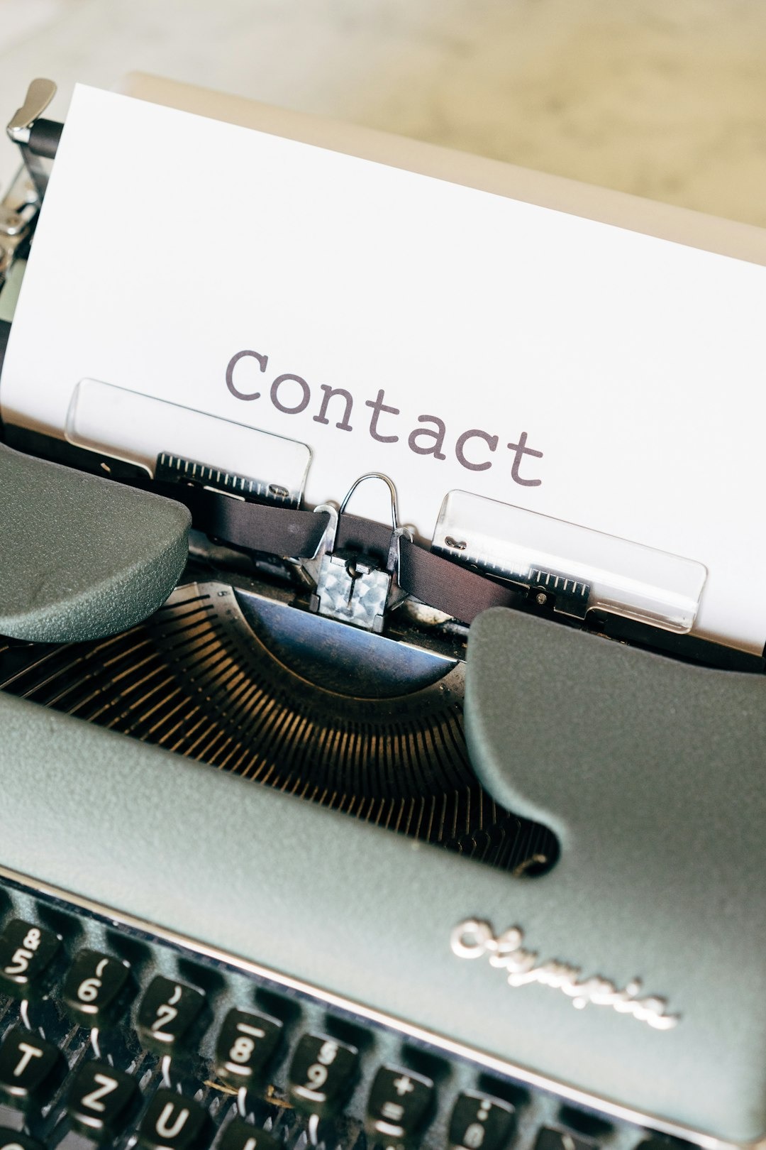 machine à écrire avec le message contact