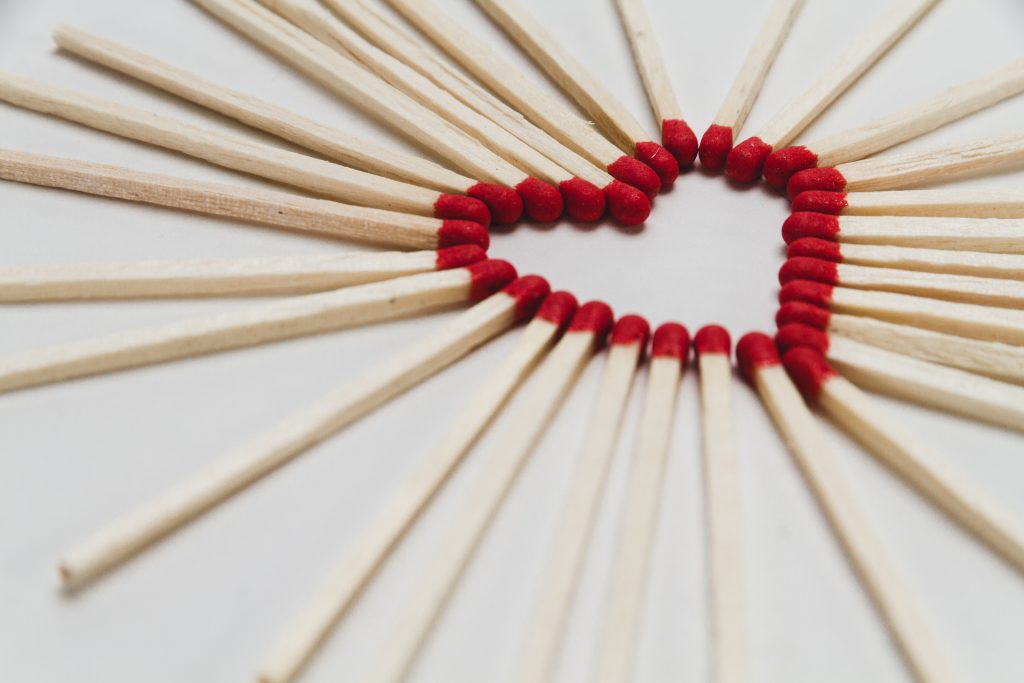 des allumettes en forme de coeur