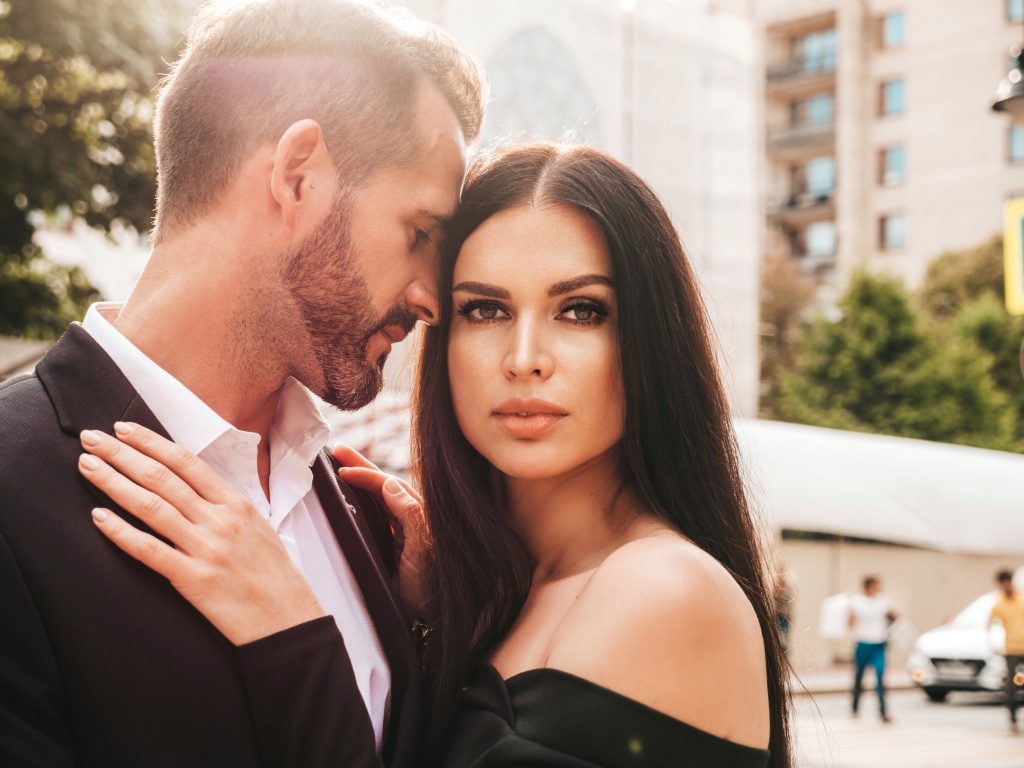 couple tête contre tête - la femme regarde vers nous