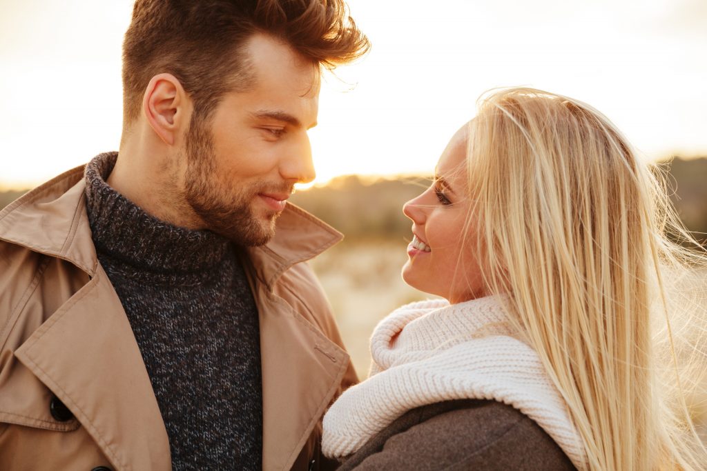 jeune femme et jeune homme face à face - sourire