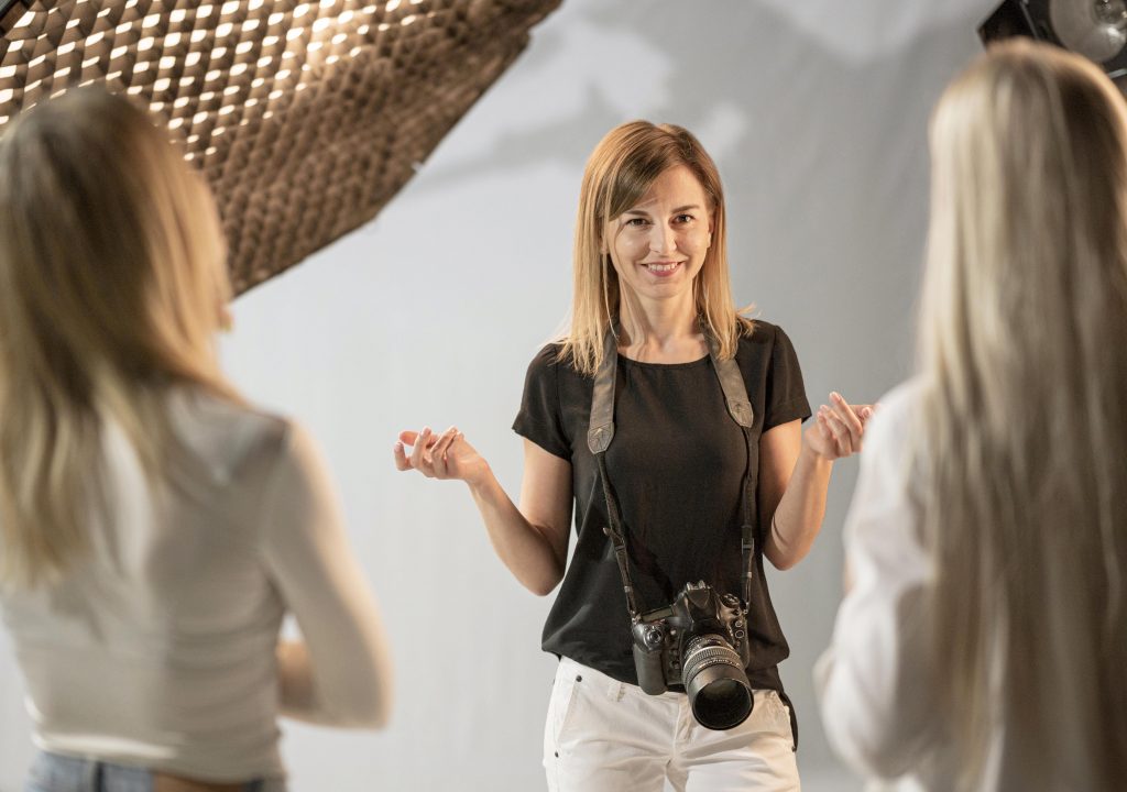 photographe avec deux femmes pour une séance de coaching image