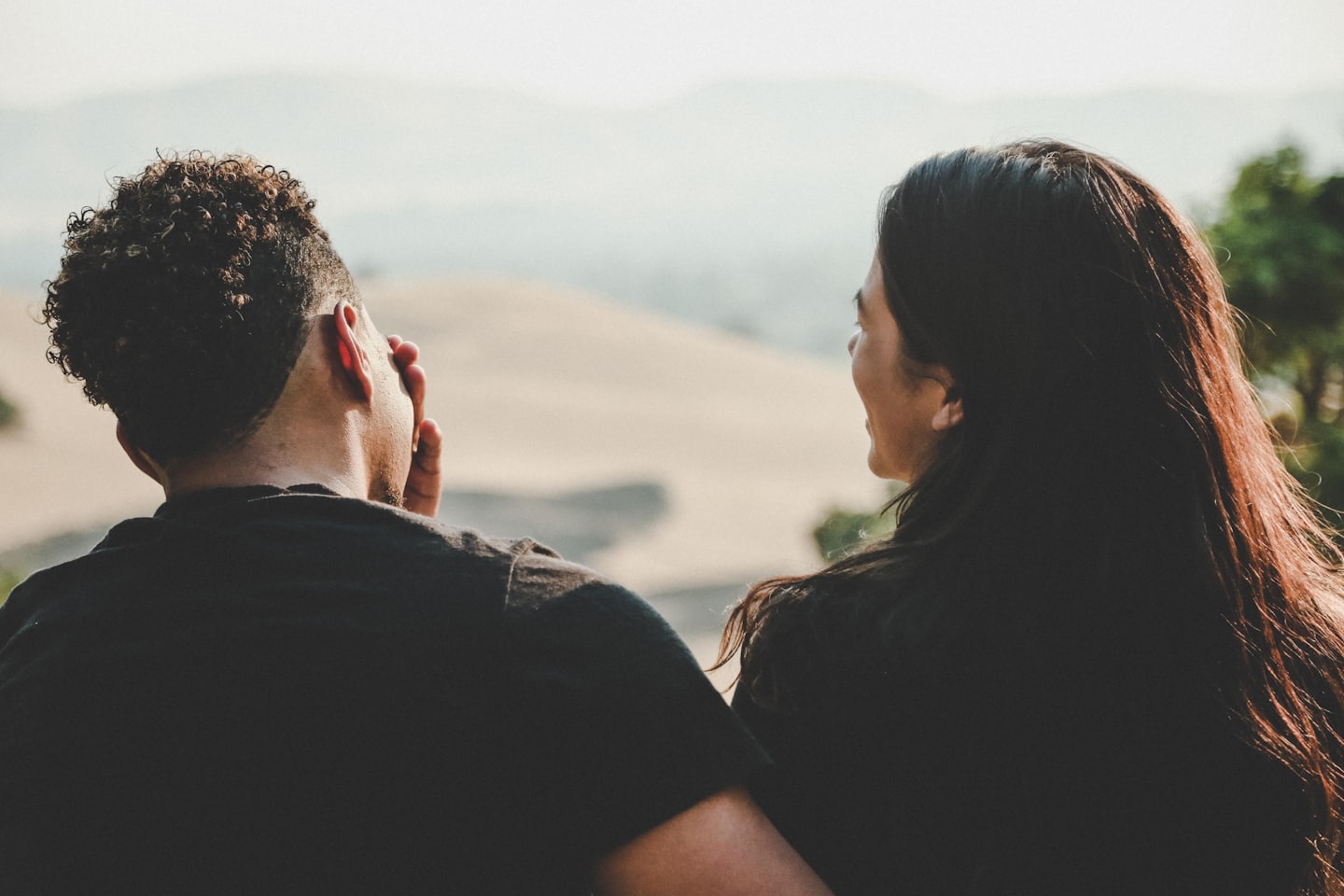 couple vue de dos - rigolant