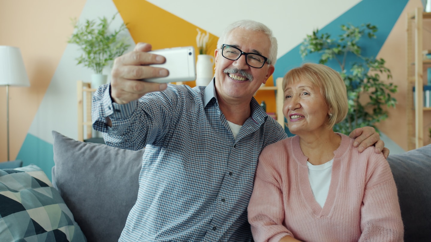 couple séniors avec un téléphone